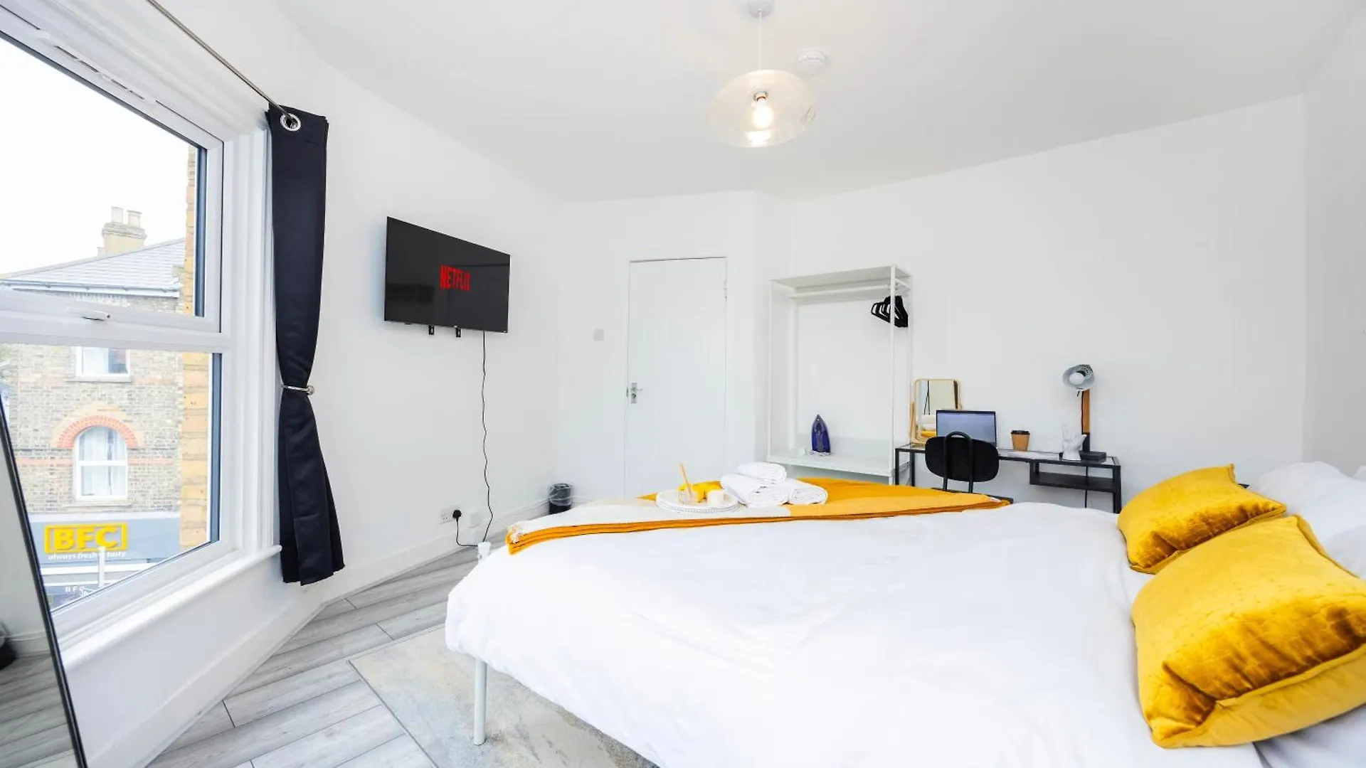Quick Access To London City, Self Check-In!